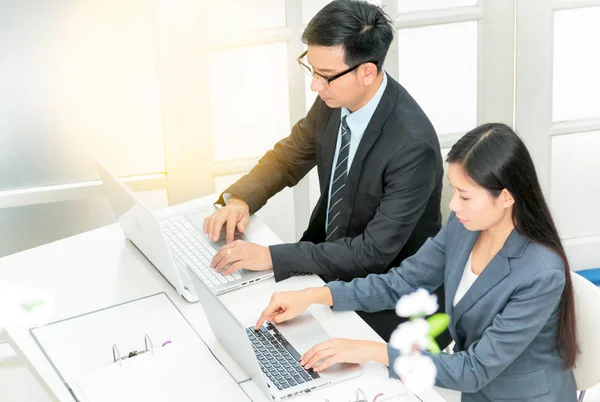 Twee mensen uit het bedrijfsleven werken op de computer — Stockfoto