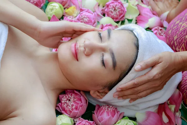 Beautiful Asian woman receiving facial massage in spa salon,Heal — Stock Photo, Image