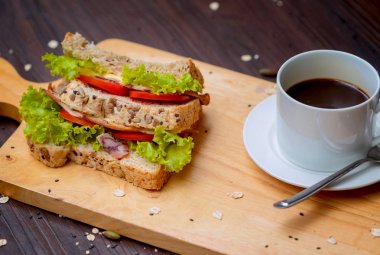 Bir fincan kahve ve bir plaka ile kulüp sandviç