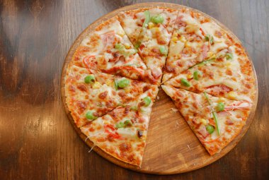 lezzetli İtalyan pizza tahta masada görev yaptı.