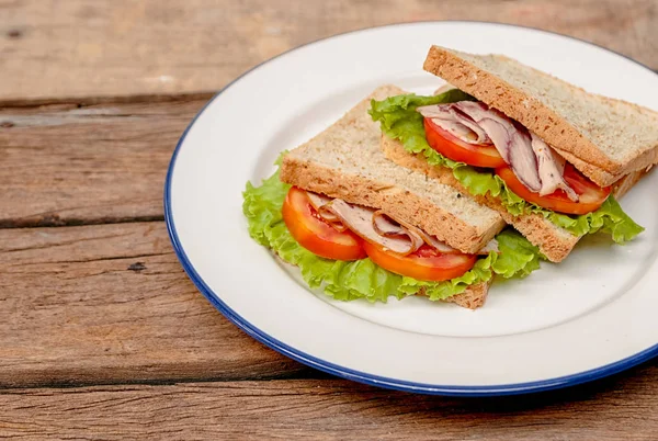 Färsk hemmagjord club sandwich med sallad och tomat — Stockfoto