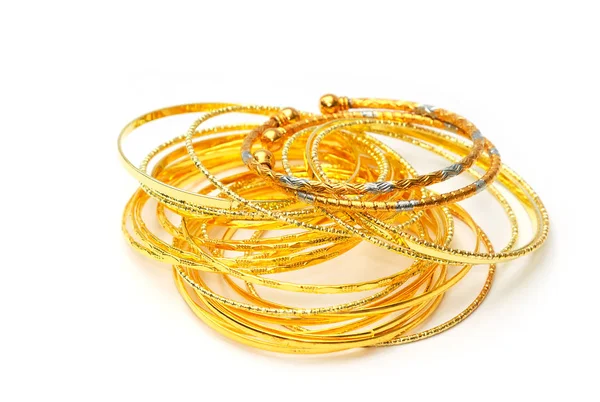 Pulseras doradas y joyas doradas, aisladas sobre fondo blanco —  Fotos de Stock