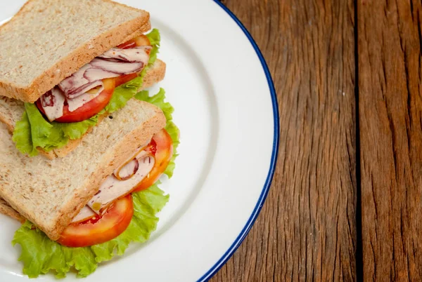 Färsk hemmagjord club sandwich med sallad och tomat — Stockfoto