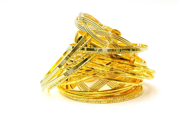 Pulseiras de ouro e jóias de ouro, isolado em backgroun branco — Fotografia de Stock