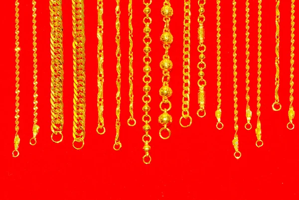 Altın boyun dantel, kırmızı zemin üzerine altın Bileklikler takı — Stok fotoğraf