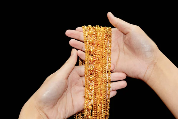 Szyi złoty koronki, Biżuteria złota w ręce kobiety — Zdjęcie stockowe
