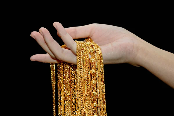 Dentelle de cou en or, bijoux en or dans les mains de la femme — Photo