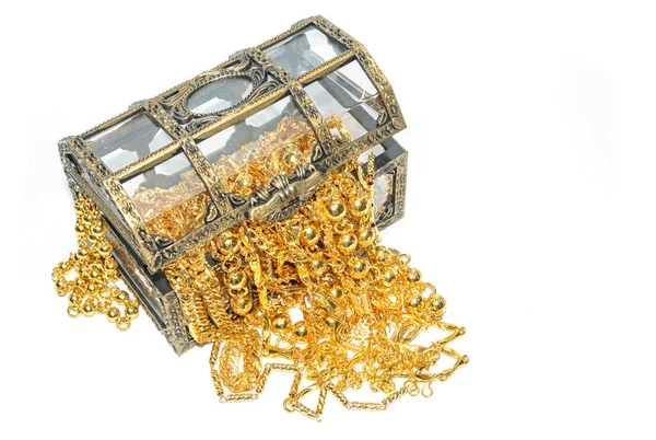Zlaté šperky v klenot hrudníku na bílém pozadí — Stock fotografie