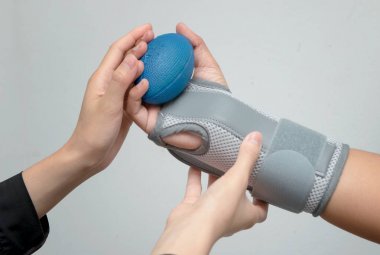 Kadın eli yumuşak bir top için el egzersiz, rehabilitasyon el sıkma bilek desteği ile