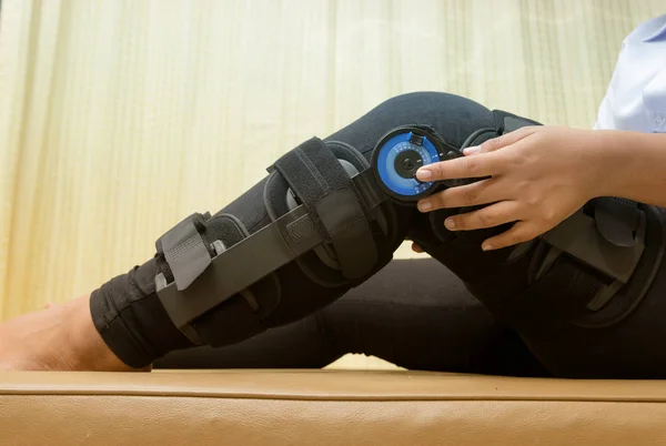 Patient adjustable angle on knee brace ,Knee support for leg or — Stock Photo, Image