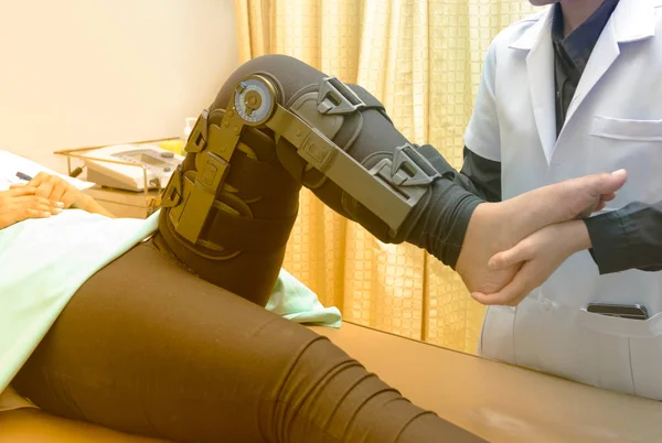 Physiotherapist do stretch exercises on patient's leg, rehabilit — Stock Photo, Image