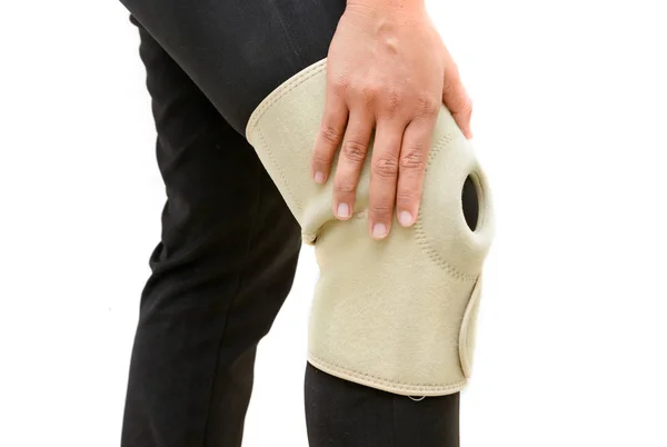 Knieverletzung. Patientin hält Hände auf Knieschiene — Stockfoto