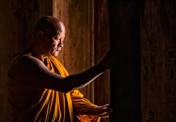 Buddhistischer Mönch öffnet das Fenster im Tempel — Stockfoto