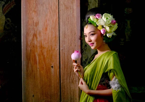 蓮の花を持っているタイの伝統的なドレス手を着ているアジア女性 — ストック写真