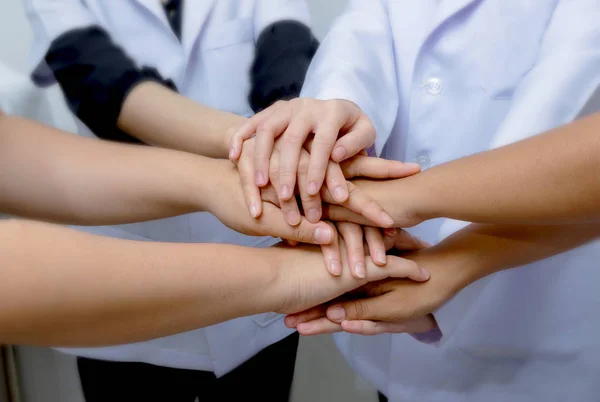 Лікарі та медсестри в медичній команді складають руки, медична команда — стокове фото