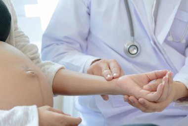Doktor hastanede hamile bir kadının kalp hızı kontrol