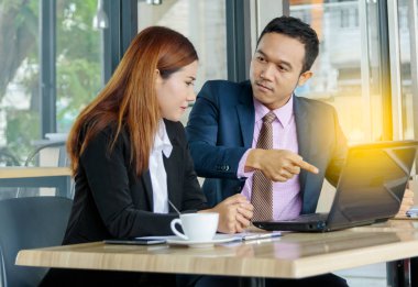 Bir çalışan için kötü sonuçlar için bağıran kızgın patron 