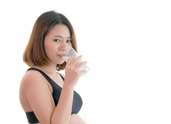 Glücklich schwangere Frauen trinken Milch, gesunde Ernährung während der Schwangerschaft — Stockfoto