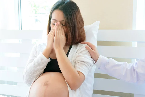 Läkare händer touch gravida kvinnans skuldra för uppmuntran en — Stockfoto