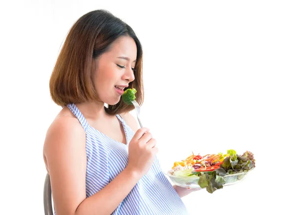 Schwangere essen gesunden frischen Salat, gesunde Ernährung duri — Stockfoto