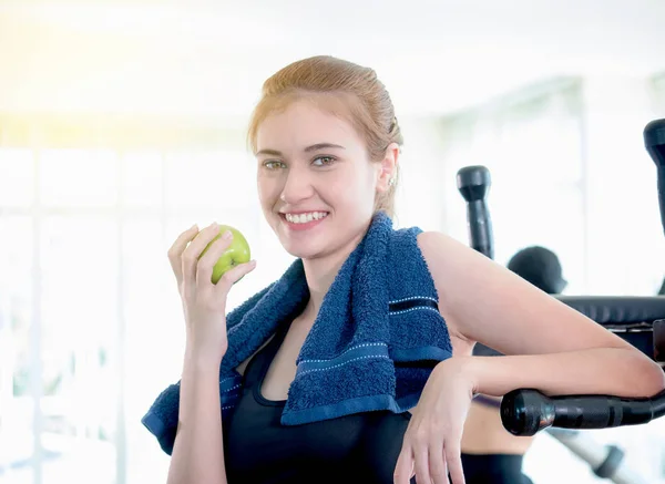 Aktív nő, törülköző-sport fitness gazdaság zöld alma hátsó — Stock Fotó