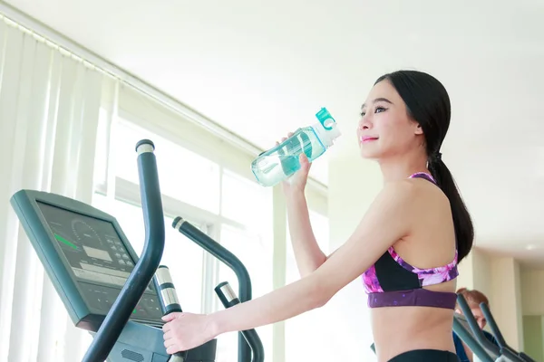 Sport asiatico donna bere acqua dopo allenamento — Foto Stock