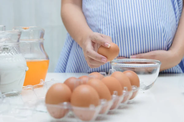 Donna incinta che prepara il pasto a tavola in cucina, sano nu — Foto Stock