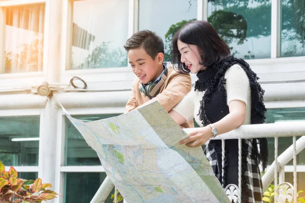 Sání Asijské twink pár s mapou hledat cestu na město. — Stock fotografie