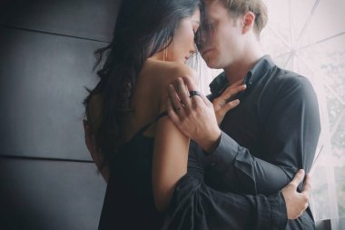 Romantik Çift dokunmak ve birbirlerini öpmeye