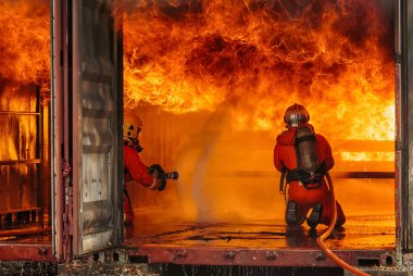 Bir yangınla mücadele itfaiye Firefighter eğitim gaz ve f
