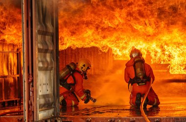 Bir yangınla mücadele itfaiye Firefighter eğitim gaz ve f