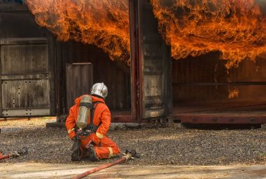 Bir yangınla mücadele itfaiye Firefighter eğitim gaz ve f