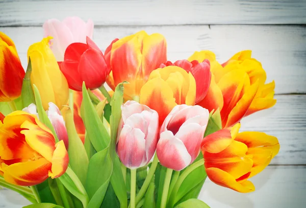 Bukett av tulipaner på hvit trebakgrunn . – stockfoto