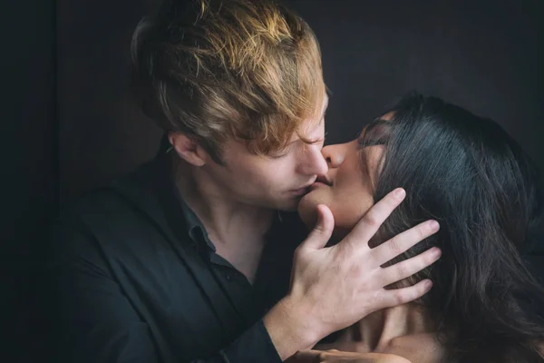 Romantiska par röra och kysser varandra — Stockfoto