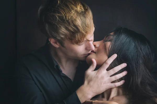 Romantic couple touching and kissing each other — Stock Photo, Image