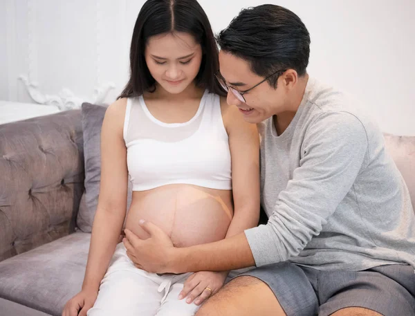 Glad gravid kvinna och hennes man väntar barn, glad fam — Stockfoto