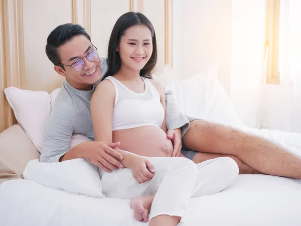Felice donna incinta e suo marito stanno sorridendo mentre spendono — Foto Stock