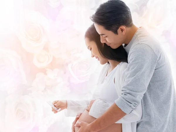 Glad gravid kvinna och hennes man väntar barn, glad fam — Stockfoto