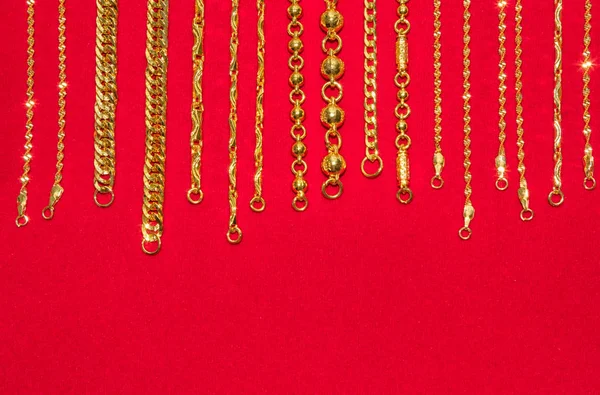 Дисплей золотых ожерелий в магазине — стоковое фото