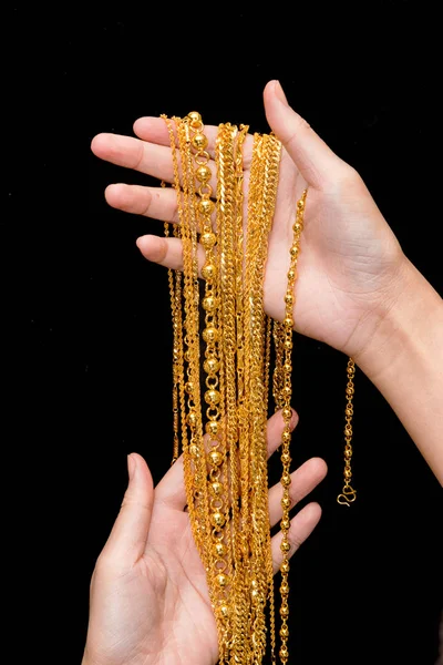 Renda de pescoço de ouro, jóias de ouro nas mãos da mulher — Fotografia de Stock