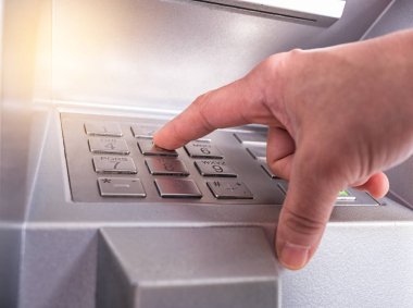 Banka makine tuş takımında Pin/pass kodunu girerek el closeup