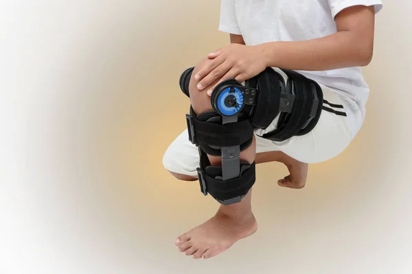 安定化とサポートの膝装具の女性の脚 — ストック写真