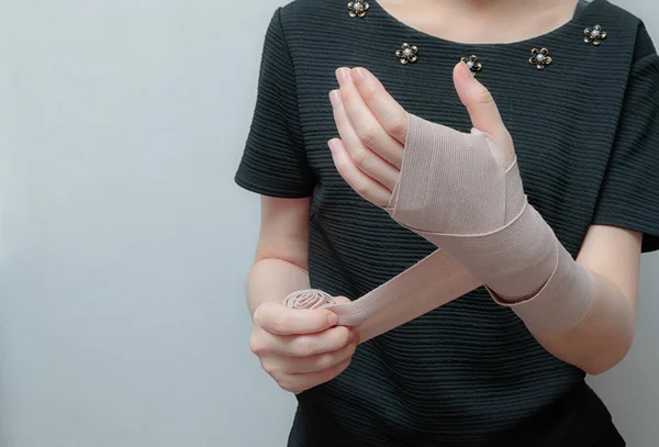 Zraněný bolestivé ruce s obvaz na zápěstí a ruky — Stock fotografie