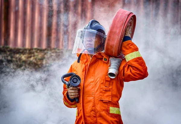 Formation de secours incendie d'urgence, pompiers en uniforme, porter — Photo