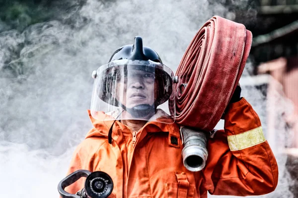 Treinamento de resgate de incêndio de emergência, bombeiros em uniforme, transportar — Fotografia de Stock