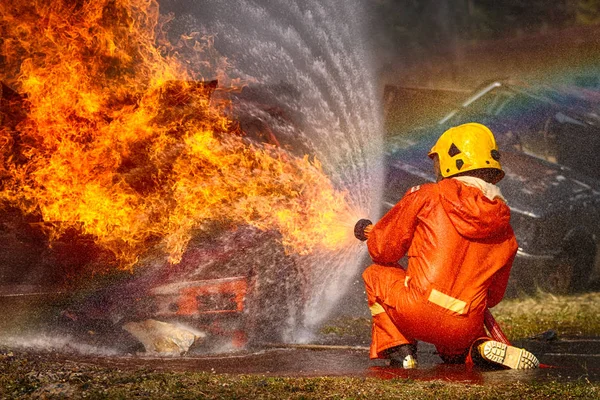 Firefighters spraying high pressure water to fire, firefighting — Stock Photo, Image