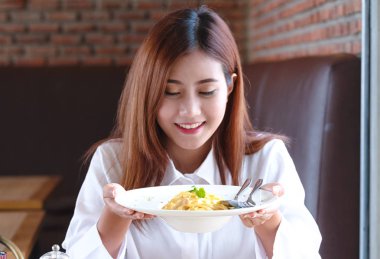 Kadın zevk restoranda ona spagetti