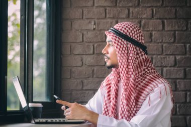 Arapça işadamı modern coworking masasında oturan uzay wo