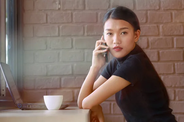 Šťastná žena pít kávu v kavárně a volání na smartphone — Stock fotografie