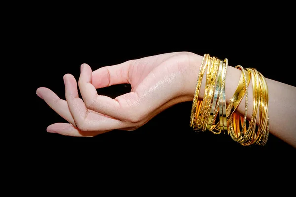Schöne Frau Hand halten Goldarmband Schmuck, Accessoires und f — Stockfoto